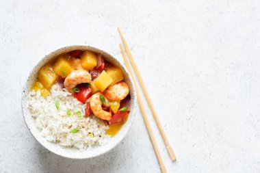 Açık gri arka planda pirinçli ananaslı karides körisi, üst manzara fotokopi alanı. Asya mutfağı