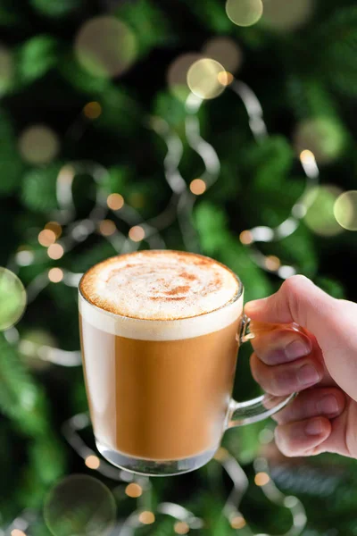 Xícara Café Quente Cappuccino Com Xarope Gengibre Mão Masculina Frente — Fotografia de Stock