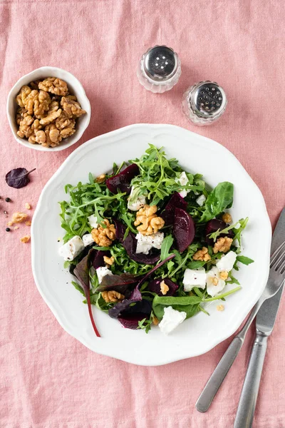 Healthy salad with roasted beet and goats cheese Royalty Free Stock Images
