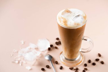 Bardakta buzlu kahve.