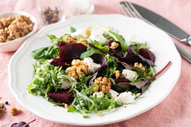 Keçi peyniri ve cevizli pancar salatası.