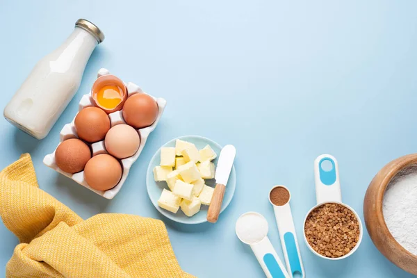 Bakning Ingredienser För Sött Bröd Kaka Eller Kakor Blå Bakgrund Stockfoto