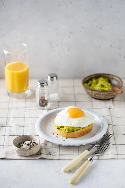 Сніданок тост з авокадо і сонячною стороною до яйця — стокове фото