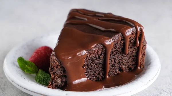 Φέτα κέικ σοκολάτας με γλάσο σοκολάτας — Φωτογραφία Αρχείου