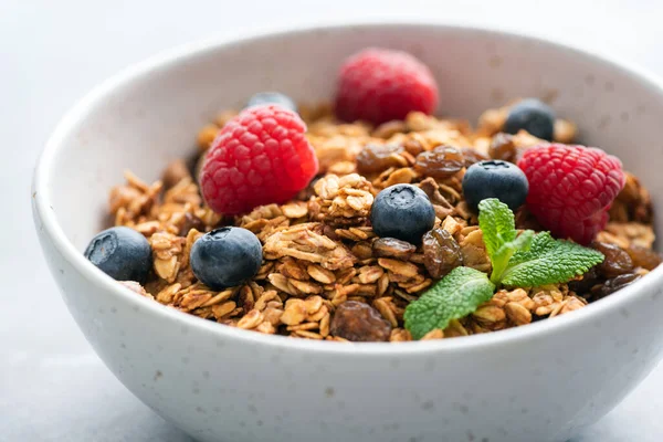 Schüssel knuspriges Müsli mit Beeren — Stockfoto