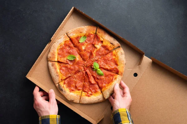 Lezzetli Pepperoni Pizza Kartonda Stok Resim