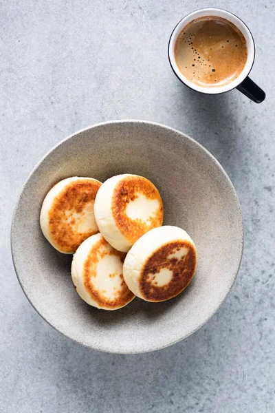 Сырные оладьи с чашкой кофе эспрессо Лицензионные Стоковые Изображения