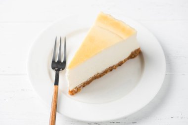 Beyaz plaka üzerinde klasik cheesecake Slice