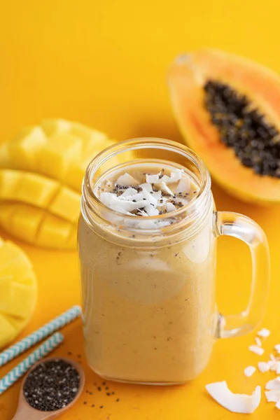 Delizioso frullato di mango e cocco in vetro — Foto Stock