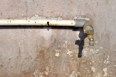 Bakımsız su boruları ve musluklar