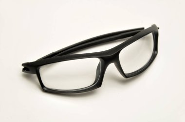 Beyaz arkaplanda siyah çerçeveli okuma gözlükleri