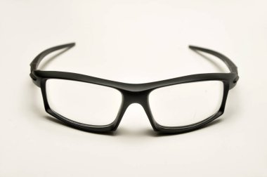 Beyaz arkaplanda siyah çerçeveli okuma gözlükleri