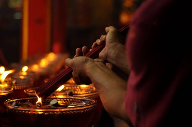 Vihara Glodok, Jakarta - Endonezya 'da ibadet sırasında Çin kökenli tütsü yakanlar