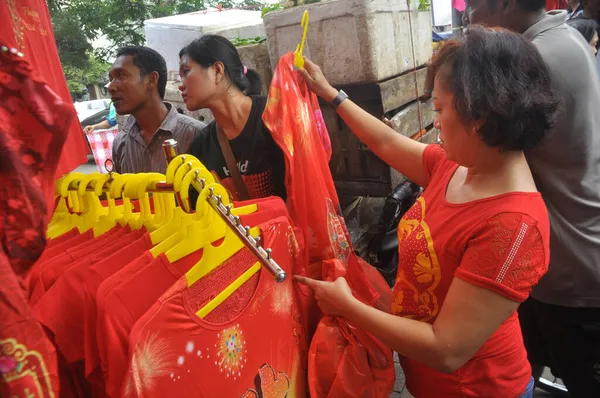 Yakarta Indonesia Febrero 2015 Los Residentes Ascendencia China Eligen Ropa —  Fotos de Stock