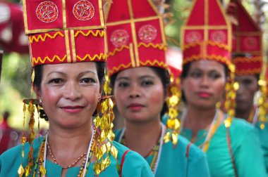 Toraja, Endonezya - 11 Kasım 2013: Tana Toraja kadın geleneksel kıyafet festivalinde, Toraja - Endonezya
