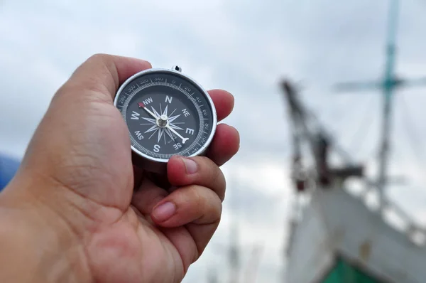 Κρατώντας Μια Πυξίδα Πλοήγησης Φόντο Ατμόσφαιρα Λιμανιού — Φωτογραφία Αρχείου