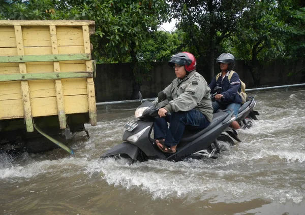 Джакарта Индонезия Января 2014 Года Мотоциклист Пересекает Затопленные Дороги Джакарте — стоковое фото