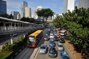 Jakarta, Endonezya - 24 Şubat 2015: Transjakarta otobüsü Sudirman Caddesi, Jakarta - Endonezya
