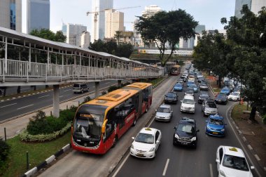 Jakarta, Endonezya - 4 Haziran 2015: Transjakarta otobüsü Sudirman Thamrin Caddesi, Jakarta - Endonezya
