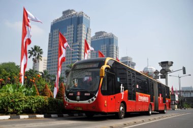 Jakarta, Endonezya - 9 Ağustos 2015: Transjakarta otobüsü Sudirman Thamrin Caddesi, Jakarta - Endonezya