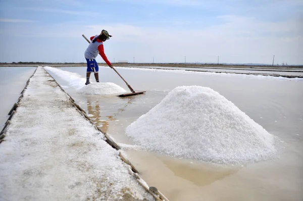Madura Indonesien Oktober 2014 Salzarbeiter Tragen Salz Auf Dem Salzfeld Stockfoto