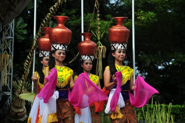 Jakarta Indonesia Oktober 2013 Pertunjukan Tari Buyung Sebuah Festival Budaya — Stok Foto
