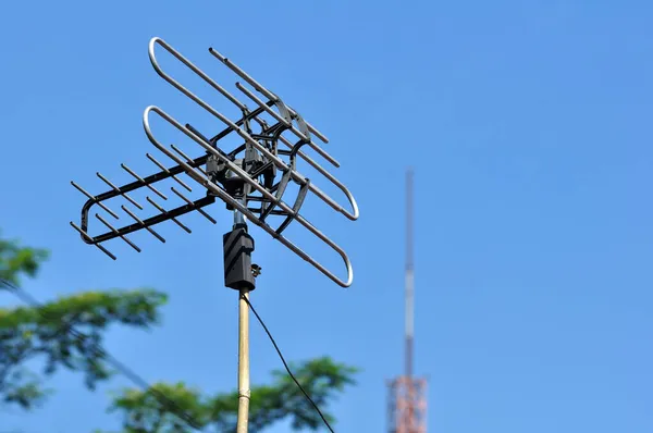 Endonezya Yerel Televizyon Anteni Mavi Gökyüzü Arka Planına Sahip — Stok fotoğraf