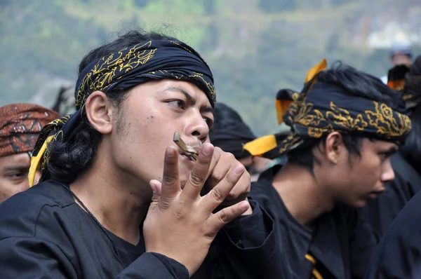 Бандунг Индонезия Июня 2012 Года Сунданский Музыкант Играет Музыку Karinding — стоковое фото