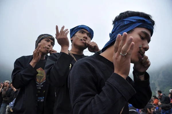 Bandung Indonésia Junho 2011 Músico Sundanês Tocando Música Karinding Cerimônia — Fotografia de Stock