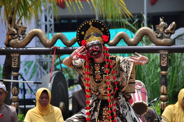 Jacarta Indonésia Novembro 2013 Apresentação Dança Máscara Cirebon Taman Mini — Fotografia de Stock