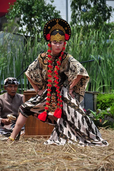 Jakarta Endonezya Kasım 2013 Cirebon Maskeli Dans Gösterisi Taman Mini — Stok fotoğraf