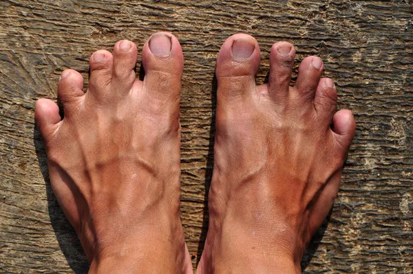 Primer Plano Los Pies Asiáticos Suelo Cemento Las Plantas Sus — Foto de Stock