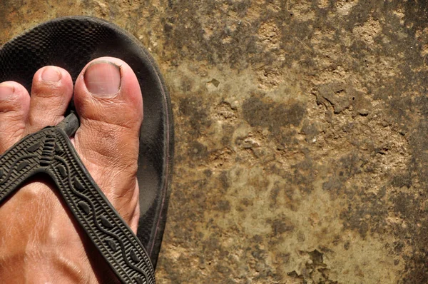 Detailní Záběr Asijských Nohou Pomocí Sandálu Betonové Podlaze Negativním Prostorem — Stock fotografie