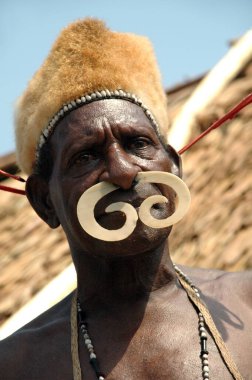 Jakarta, Endonezya - 17 Ağustos 2007: Bay Yakobus 'un portresi, Papua, Endonezya' dan bir Asmat kabilesi sakini. TMII, Jakarta - Endonezya 'da geleneksel bir festivale katılıyor.