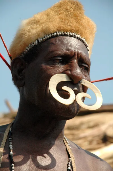 Jakarta, Endonezya - 17 Ağustos 2007: Bay Yakobus 'un portresi, Papua, Endonezya' dan bir Asmat kabilesi sakini. TMII, Jakarta - Endonezya 'da geleneksel bir festivale katılıyor.