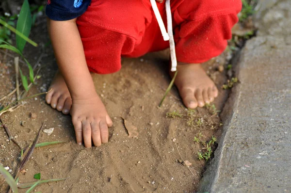 Small Child Playing Sand Yard — Stock Photo, Image