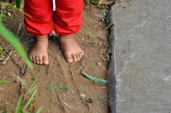 Unbekannter Kleiner Junge Roter Hose Steht Auf Sandigem Boden — Stockfoto