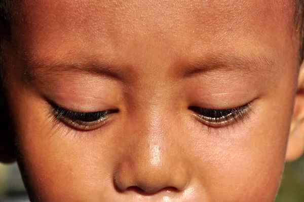 Nahaufnahme Eines Indonesischen Jungen Mit Herabblickenden Augen — Stockfoto