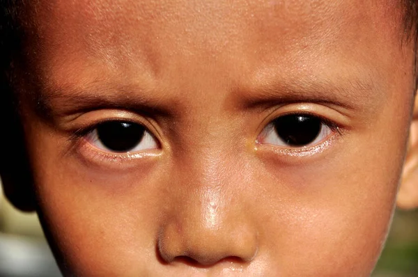 Nahaufnahme Eines Indonesischen Jungen Mit Vorausblickenden Augen — Stockfoto