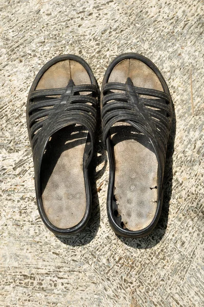 Desgastado Sandalias Sin Marca Suelo Cemento — Foto de Stock