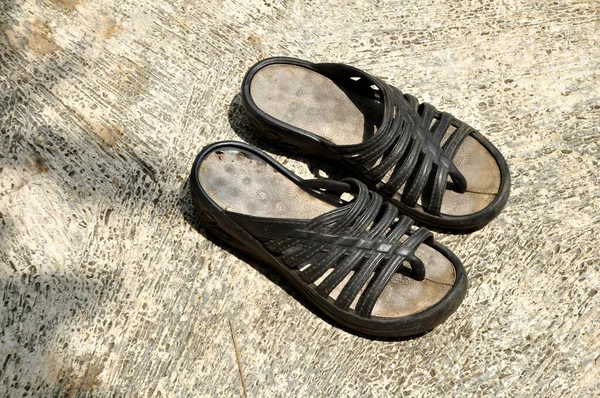 Wypalone Niemarkowe Sandały Podłodze Cementowej — Zdjęcie stockowe