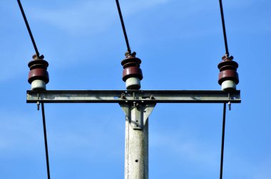 Endonezya 'daki yerleşim yerlerinde elektrik kabloları ve kutuplar