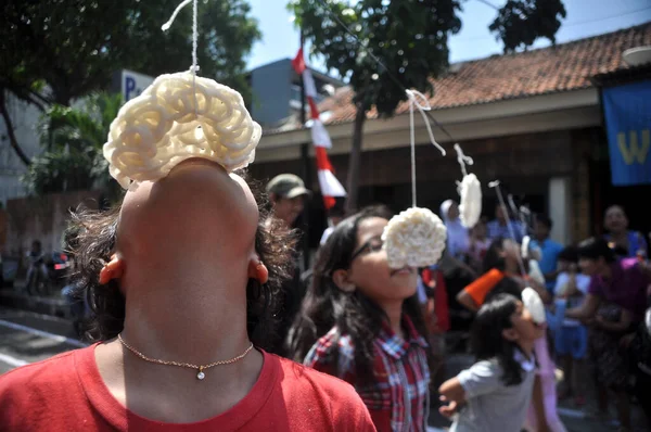 Jakarta Indonesia August 2014 Children Taking Part Cracker Eating Competition — Fotografia de Stock