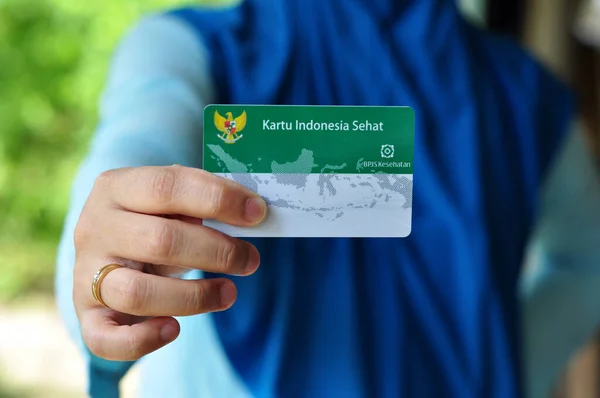 Jakarta Indonesia September 2022 Young Mother Holds Healthy Indonesia Card — Stok Foto