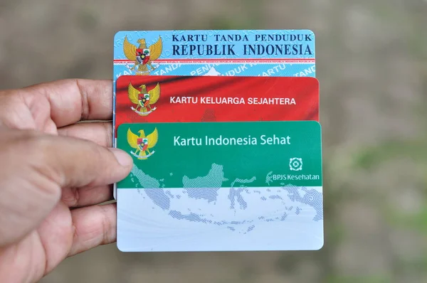 Jakarta Indonesia September 2022 Memegang Kartu Keluarga Sejahtera Dan Kartu — Stok Foto