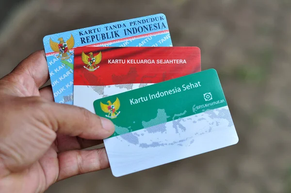 印度尼西亚雅加达 2022年9月12日 持有印尼政府提供的繁荣家庭卡和健康印度尼西亚卡援助 — 图库照片