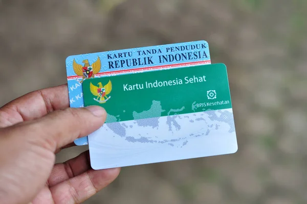 印度尼西亚雅加达 2022年9月12日 持有健康印度尼西亚卡 来自印度尼西亚政府的健康保险卡 和印度尼西亚身份证 — 图库照片
