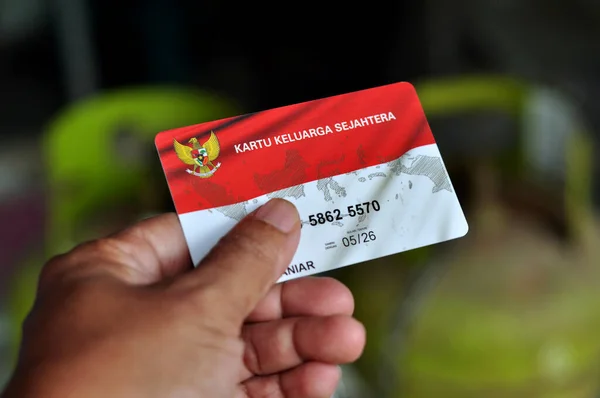 印度尼西亚雅加达 2022年9月20日 持有繁荣家庭卡 来自印度尼西亚政府的社会保障和援助卡 有选择地关注 — 图库照片
