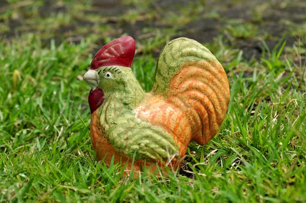 Цветная Куриная Копилка Зеленой Траве — стоковое фото