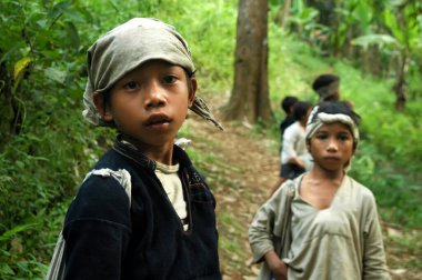 Banten, Endonezya - 18 Ekim 2009: Baduy çocukları, Lebak, Banten - Endonezya. Baduy modern teknolojiyi ve resmi eğitimi reddeden geleneksel bir kabiledir..